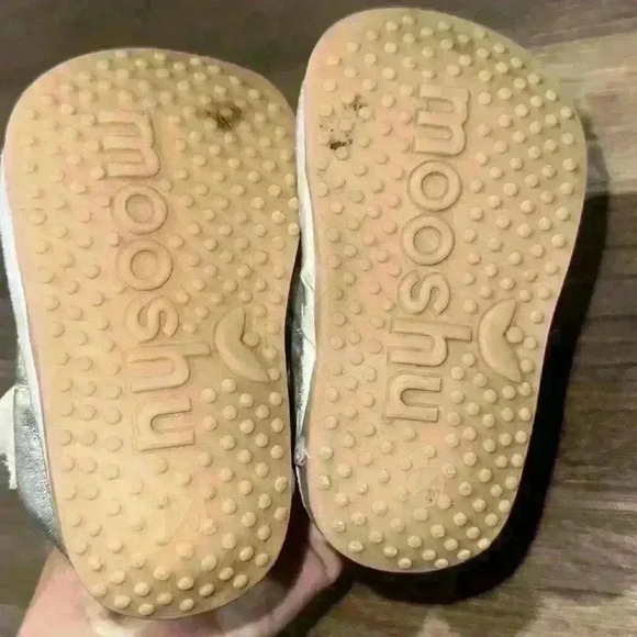 Mooshu Trainer Shoes sz 4 Squeak when they walk - Picture 2 of 2